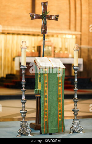 Altar in der Kirche, Kreuz und Kerzen. Stockfoto