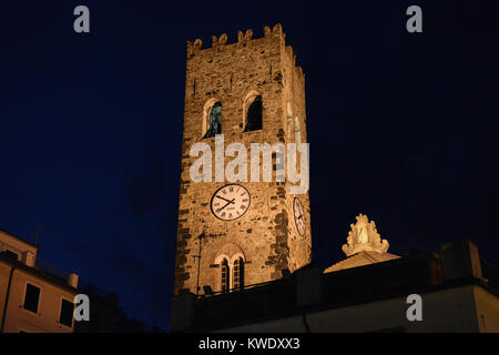 Der Glockenturm und die Kirche von San Giovanni Battista, oder der Heilige Johannes der Täufer in Monterosso, Cinque Terre Italien bei Nacht Stockfoto