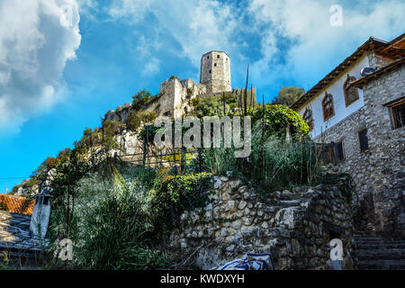 Pocitelj, Herzegovina-Neretva, Bosnien und Herzegowina. Zitadelle Pocitelj, die Festung aus dem 14. Jahrhundert mit dem Osmanischen, bosnischen Stadt unten Stockfoto