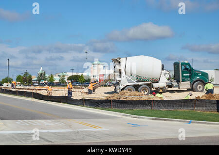 Bau crew für Hodgson konkrete Unternehmen gießt Beton für das Fundament einer neuen Strip Shopping Center in Montgomery, Alabama, USA. Stockfoto