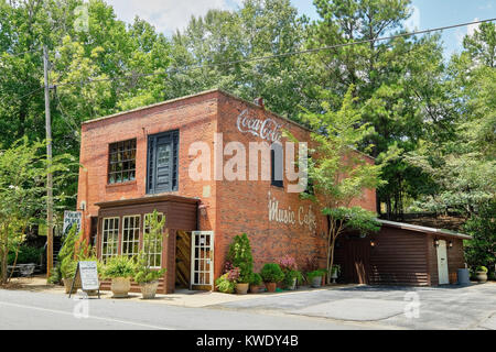 Unser Platz Cafe ist ein Restaurant im ländlichen Wetumpka, Alabama, USA, Umstrukturieren einer alten Vintage Ziegelgebäude mit Werbung auf der Seite. Stockfoto