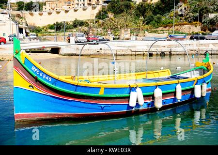 Bunte traditionelle maltesische Dghajsa Fischerboot im Hafen von Mgarr, Gozo, Malta, Europa günstig. Stockfoto