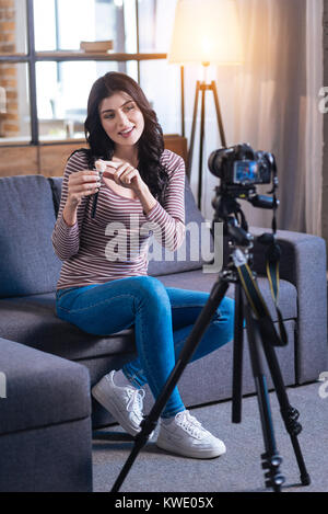 Junge Frau Aufnahme eines Make-up Lektion begeistert Stockfoto