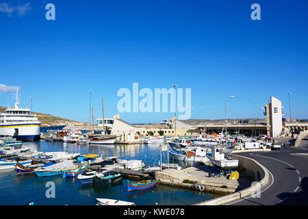 Bunte Fischerboote im Hafen mit der Fähre in den Hafen von Gozo nach hinten, Mgarr, Gozo, Malta, Europa günstig günstig.