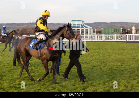 Ffos Las, Trimsaran, Carmarthenshire, Wales, UK. Montag, den 18. Dezember 2017. Misty Mai, geritten von Sean Bowen, nach dem Gewinn der Spiros Fine Dining & Ev Stockfoto