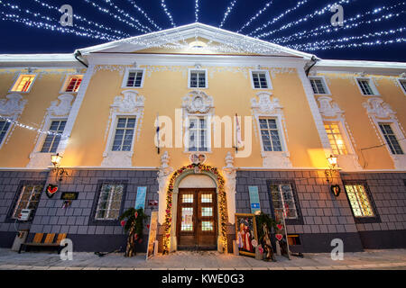 RADOVLJICA, Slowenien - 20. Dezember 2017: Advent Dezember Nacht mit Weihnachten Dekoration Beleuchtung in Radovljica. Stockfoto