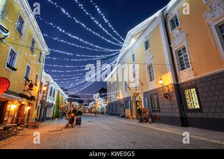 RADOVLJICA, Slowenien - 20. Dezember 2017: Advent Dezember Nacht mit Weihnachten Dekoration Beleuchtung in Radovljica. Stockfoto