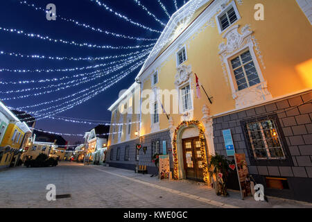 RADOVLJICA, Slowenien - 20. Dezember 2017: Advent Dezember Nacht mit Weihnachten Dekoration Beleuchtung in Radovljica. Stockfoto