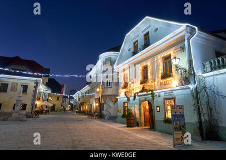 RADOVLJICA, Slowenien - 20. Dezember 2017: Advent Dezember Nacht mit Weihnachten Dekoration Beleuchtung in Radovljica. Stockfoto