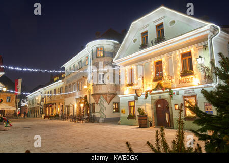 RADOVLJICA, Slowenien - 20. Dezember 2017: Advent Dezember Nacht mit Weihnachten Dekoration Beleuchtung in Radovljica. Stockfoto