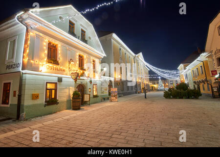 RADOVLJICA, Slowenien - 20. Dezember 2017: Advent Dezember Nacht mit Weihnachten Dekoration Beleuchtung in Radovljica. Stockfoto