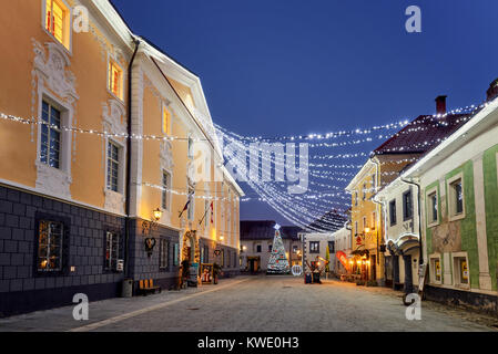 RADOVLJICA, Slowenien - 20. Dezember 2017: Advent Dezember Nacht mit Weihnachten Dekoration Beleuchtung in Radovljica. Stockfoto