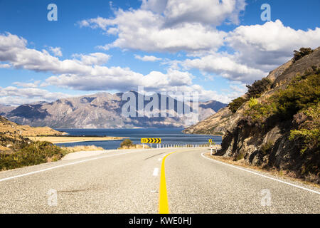 Auf der Straße zwischen Lake Hawea, im Hintergrund, und Lake Wanaka in der Nähe der Tourismus Stadt Wanaka in Canterbury District Neuseeland Südinsel. Stockfoto