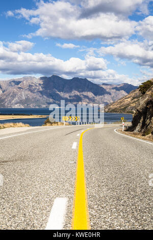 Auf der Straße zwischen Lake Hawea, im Hintergrund, und Lake Wanaka in der Nähe der Tourismus Stadt Wanaka in Canterbury District Neuseeland Südinsel. Stockfoto