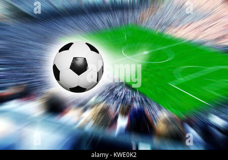 Soccer ball Beschleunigen aus einem Stadion Stockfoto