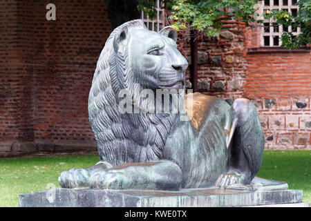 Bronzenen Löwen in Sofia, Bulgarien vor dem Denkmal des unbekannten Soldaten Stockfoto