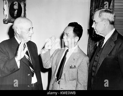 23. August 1944. Sam Rayburn (links), der Sprecher des US-Repräsentantenhaus, verwaltet den Amtseid auf Oberst Carlos P. ROMULO, neu Resident Commissioner der philippinischen Commonwealth ernannt. Vertreter C. Jasper Glocke des Staates Missouri, Vorsitzender des Ausschusses für Insular Affairs, schaut an. Oberst Romulo auch Generalsekretär der Informations- und Öffentlichkeitsarbeit in der philippinischen Regierung, sanierter von Präsident Sergio Osmeña, der verstorbene Präsident Manuel Quezon gelungen. Stockfoto