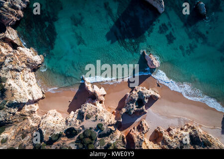 Luftaufnahme des schönen Prainha in Portimao, Algarve, Portugal; Konzept für Reisen in Portugal und Mos schöne Strände an der Algarve Stockfoto