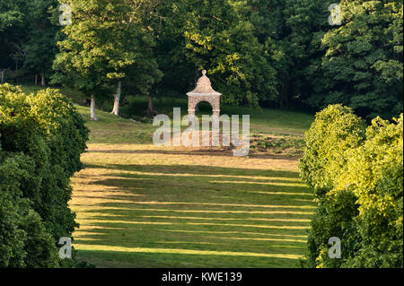 Antony House, Torpoint, Cornwall, UK. Eine moderne Torheit oder Eyecatcher steht am Ende einer langen Allee im formalen Gärten Stockfoto