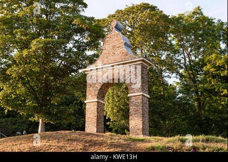 Antony House, Torpoint, Cornwall, UK. Eine moderne Torheit oder Eyecatcher steht am Ende einer langen Allee im formalen Gärten Stockfoto