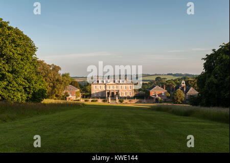 Antony House, Torpoint, Cornwall, UK. Das Haus wurde für die Carew Familie zwischen 1718 und 1724 gebaut. Die Südseite im Morgenlicht Stockfoto