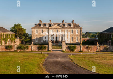 Antony House, Torpoint, Cornwall, UK. Das Haus wurde für die Carew Familie zwischen 1718 und 1724 gebaut. Die Südseite im Morgenlicht Stockfoto