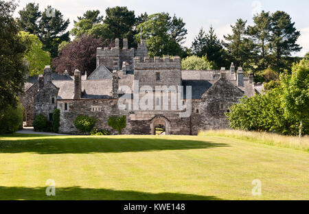 Cotehele, Saltash, Cornwall, UK. Eine weitgehend unveränderte Tudor House ursprünglich von 1300 zurückgeht, mit schönen Gärten Stockfoto