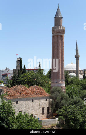 Ivli Minarett und Uhrturm in der Altstadt von Antalya, Türkei Stockfoto