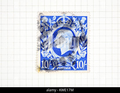 Ein König George VI 10 s hell blau Stempel der 1939-48 Ausgabe aus einer Sammlung von britische Briefmarken. Stockfoto