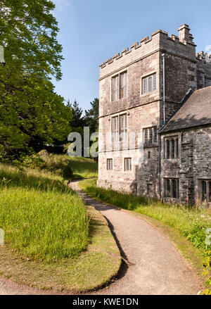 Cotehele, Saltash, Cornwall, UK. Eine weitgehend unveränderte Tudor House ursprünglich von 1300 zurückgeht, mit schönen Gärten Stockfoto