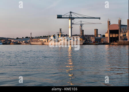 Die Royal Devonport Dockyard, Plymouth, Devon, UK mit HMS Montrose, eine Art 23 Fregatte der Royal Navy. Stockfoto