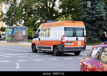 Sofia, Bulgarien - 04. Juli 2017: Krankenwagen reagiert auf einen Notruf aus. Die nationale Nummer im Notfall anrufen ist 112. Stockfoto