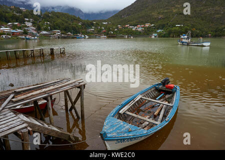 Holz- Fischerboot Strände an der Küste in dem kleinen Dorf Tortel im nördlichen Patagonien, Chile. Stockfoto