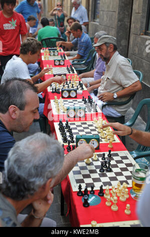 Eine Gruppe von Menschen spielen Sie Schach auf Mallorca Stockfoto