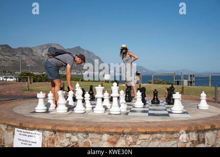 Hermanus, Western Cape, Südafrika. Dezember 2017. Paar spielen, Schach im freien Spiel auf der Strandpromenade. Stockfoto