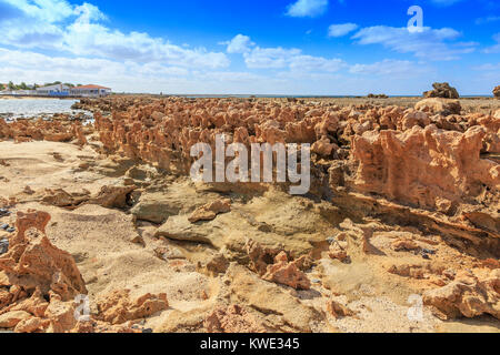 Lavaformationen am Strand von Murdeira, an der Baia da murdeira, Insel Sal, Salina, Kap Verde, Afrika Stockfoto
