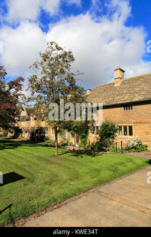 Herbst Kirschbäume, die Lord Burghley Krankenhaus Armenhäuser, Stamford Town, Grafschaft Lincolnshire, England, Großbritannien Stockfoto