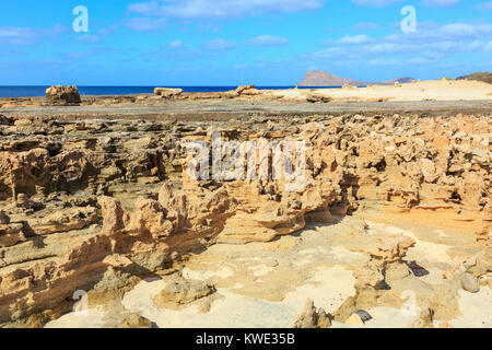 Lavaformationen am Strand von murdeira Bucht mit Lion Mountain in der Ferne Murdeira, Sal, Salinas, Kap Verde, Afrika Stockfoto
