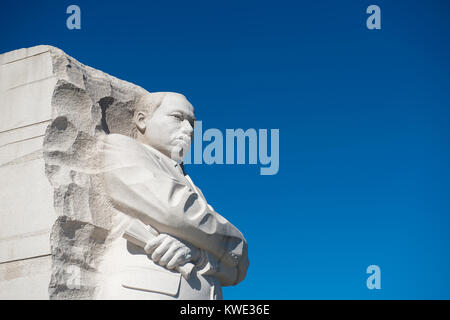 Low Angle View von Martin Luther King Jr. Memorial gegen den klaren blauen Himmel Stockfoto