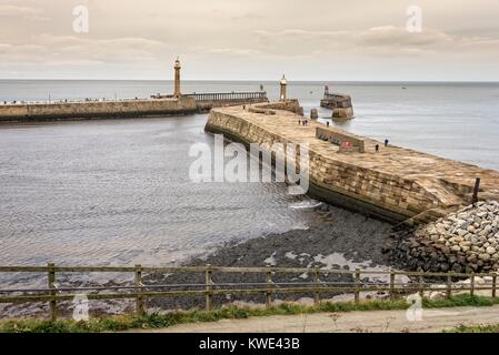 Whitby: Zwei Piers Stockfoto