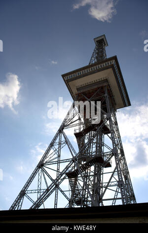 Die "Funkturm" (funkturm) im Westen von Berlin gegen die Sonne. Es sieht aus wie eine kleine Version der Eiffelturm und hat eine Gesamthöhe von 150 m w Stockfoto