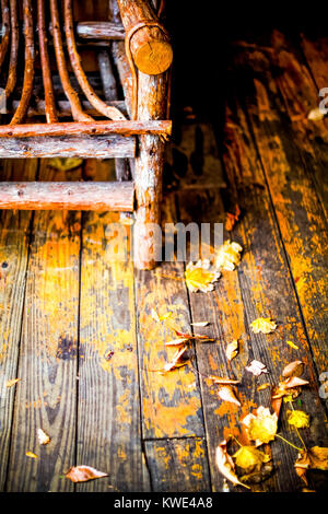 Hohe Betrachtungswinkel von Herbstlaub auf Holzboden Stockfoto