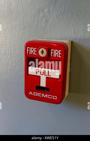 Ein Brandalarm Pull Station (von ademco) innerhalb Lemon House, Teil der Allegheny Portage Eisenbahn National Historic Site, Pennsylvania, United States. Stockfoto