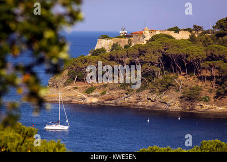 Die Bucht mit der kleinen Hafenstadt Porto Azzurro auf der Insel Elba Stockfoto