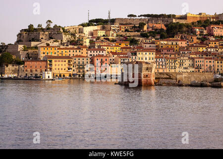 Die wichtigste Hafenstadt Portoferraio auf der Insel Elba mit dem Haus, in dem Napoleon Bonaparte in seinem Exil lebte Stockfoto