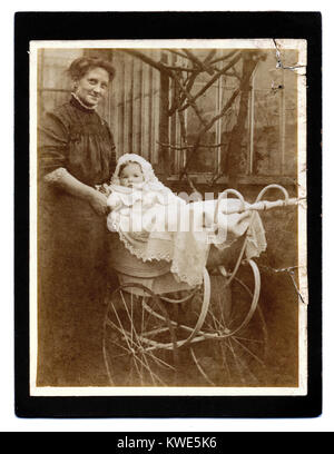 Edith Johnson und Baby Beryl, 1910, Ramuz, Westcliff-on-Sea, Essex, Großbritannien Stockfoto