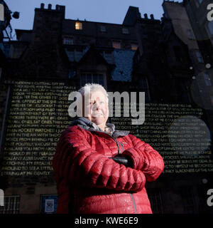 Schottische Verbrechen Autorin Val McDermid vor die Wörter und Bilder aus Ihrem Buch neues Jahr Auferstehung, die an den Wänden des Writers Museum in Edinburgh projiziert wird, als Teil der Stadt Hogmanay feiern. Stockfoto