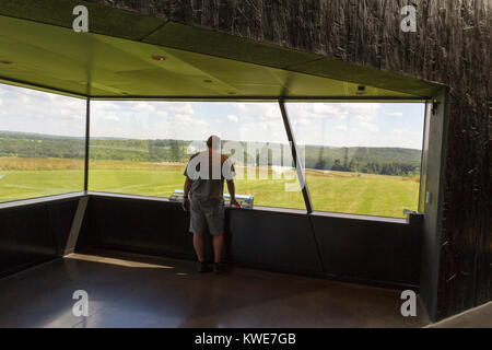 Mann mit Blick auf die Absturzstelle aus dem Inneren der Flug 93 National Memorial Site Visitor Centre in der Nähe von Shanksville, Pennsylvania, United States. Stockfoto