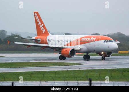 Easyjet Airbus A 319 am Flughafen Manchester (G-EZFJ) Stockfoto