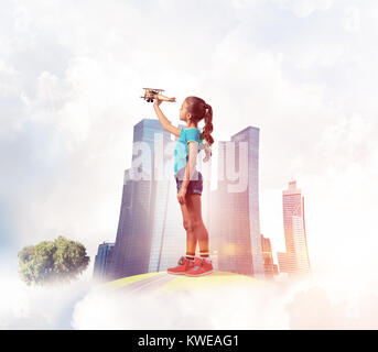 Konzept der unvorsichtige glückliche Kindheit mit Mädchen zu träumen Stockfoto